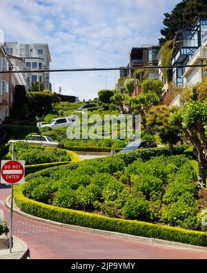 Lombard Street, San Francisco - Ca. 2013. Die Lombard Street ist als „krummste Straße der Welt“ bekannt. Stockfoto