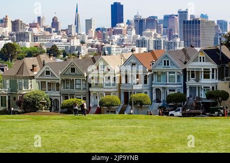 Painted Ladies, San Francisco - Um 2013. Painted Ladies, auch bekannt als Seven Sisters auf dem Alamo Square. Stockfoto