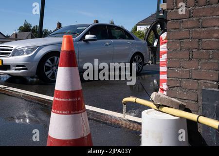 Kaltes Wasser aus dem Schlauch kühlt die beweglichen Teile einer Zugbrücke, um zu verhindern, dass sie sich bei extremer Hitze ausdehnt und sich daher nicht öffnen oder schließen lässt Stockfoto