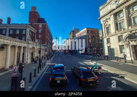 Blick von Whitehall auf den Trafalgar Square in London Stockfoto