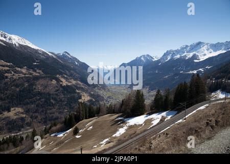 Blick auf das Poschiavo-Tal von der UNSECO World Heritage Bernina Express-Bahnstrecke St. Moritz nach Poschiavo, Grison, Schweiz Stockfoto