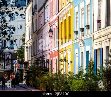Frankreich. Paris (75) 12. Arrondissement. Die bunten Fassaden der Häuser in der rue Cremieux. Diese Straße ist zweifellos eine der buntesten Straßen Stockfoto