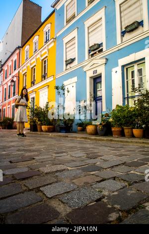 Frankreich. Paris (75) 12. Arrondissement. Die bunten Fassaden der Häuser in der rue Cremieux. Diese Straße ist zweifellos eine der buntesten Straßen Stockfoto