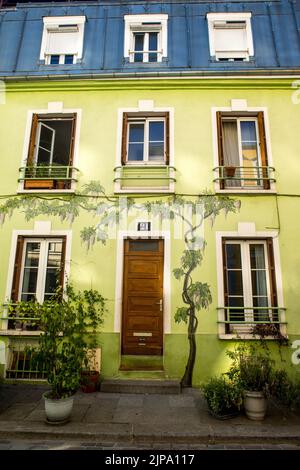 Frankreich. Paris (75) 12. Arrondissement. Die bunten Fassaden der Häuser in der rue Cremieux. Diese Straße ist zweifellos eine der buntesten Straßen Stockfoto