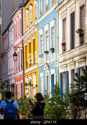 Frankreich. Paris (75) 12. Arrondissement. Die bunten Fassaden der Häuser in der rue Cremieux. Diese Straße ist zweifellos eine der buntesten Straßen Stockfoto