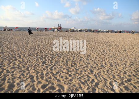 (220816) -- ALEXANDRIA, 16. August 2022 (Xinhua) -- das Foto vom 13. August 2022 zeigt einen Strand nach der Aufräumkampagne in Alexandria, Ägypten. An den Stränden in der ägyptischen Stadt Alexandria sieht man in der Regel eine Gruppe ägyptischer junger Menschen, die grüne und weiße Plastiktüten halten, um die verstreuten Abfälle zu sammeln. Sie nehmen an einer Aufräumkampagne Teil, die von Banlastic Egypt organisiert wird, einem Umweltprojekt, das von einer Jugendgruppe in der mediterranen Stadt ins Leben gerufen wurde. Das Projekt zielt darauf ab, das Bewusstsein der Öffentlichkeit für die Verschmutzung durch Plastik zu schärfen und zu zeigen, wie Einweg-Plastikmüll das Leben im Meer schadet, wenn es dazu kommt Stockfoto