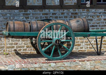 Antiker Handwagen mit alten Holzfässern / Fässern für den Transport von Bier geladen Stockfoto