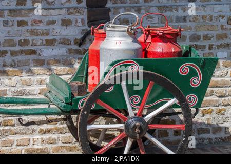 Antiker Handwagen mit vier alten Metall-Milch-Churns / Milchdosen geladen Stockfoto