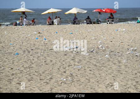 (220816) -- ALEXANDRIA, 16. August 2022 (Xinhua) -- das Foto vom 13. August 2022 zeigt einen Strand vor der Aufräumkampagne in Alexandria, Ägypten. An den Stränden in der ägyptischen Stadt Alexandria sieht man in der Regel eine Gruppe ägyptischer junger Menschen, die grüne und weiße Plastiktüten halten, um die verstreuten Abfälle zu sammeln. Sie nehmen an einer Aufräumkampagne Teil, die von Banlastic Egypt organisiert wird, einem Umweltprojekt, das von einer Jugendgruppe in der mediterranen Stadt ins Leben gerufen wurde. Das Projekt zielt darauf ab, das Bewusstsein der Öffentlichkeit für die Verschmutzung durch Plastik zu schärfen und zu zeigen, wie Einweg-Plastikabfälle das Leben im Meer schadet, wenn ich es sehe Stockfoto