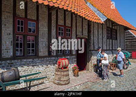 Ältere Touristen besuchen das Freilichtmuseum Bachten de Kupe im Sommer, Izenberge, Westflandern, Belgien Stockfoto