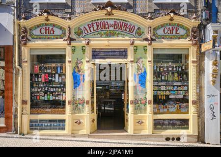 Die geflieste Front des A Pérola do Bolhão, einem traditionellen Lebensmittelgeschäft im Stadtteil Bolhao in Porto, Portugal. Stockfoto