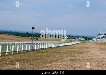 Die Rennbahn Epsom ist an der drei Furlong-Markierung während der Dürre im August 2022 abgebildet Stockfoto