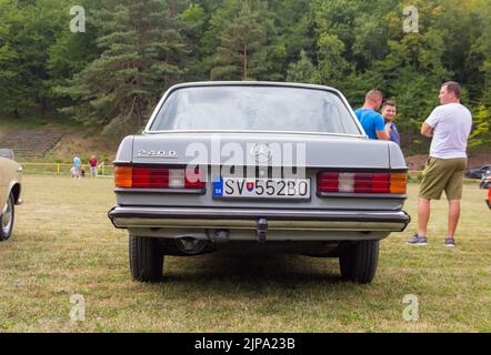 Mercedes 240d, W123, altes restauriertes Auto beim Oldtimer-Treffen in der Slowakei Stockfoto