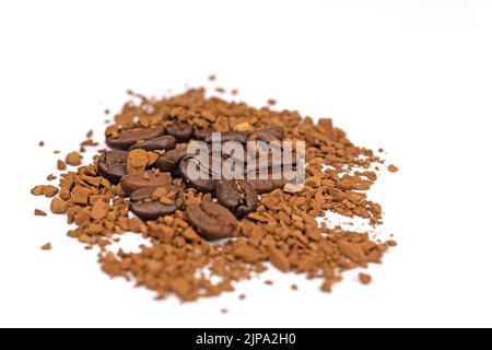 Sofortige Kaffeebohnen vor weißem Hintergrund Stockfoto