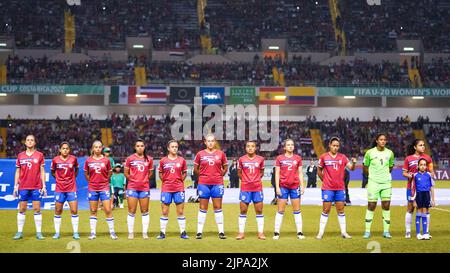 San Jose, Costa Rica. 13. August 2022. San Jose, Costa Rica, August 13. 2022: Spieler Costa Ricas (Maria Paula Salas (9), Maria Paula Arce (7), Fiama Hidalgo (12), Amelie Araya (10), Sianyf Aguero (6), Celeste Jimenez (15), Yerling Ovares (11), Abigail Sancho (2), Keilyn Chavarria (4), Torwart Genesis Perez (1) und Kapitän Alexandra Pinell (8) während der Nationalhymne vor der FIFA U20 Frauen-Weltmeisterschaft Costa Rica 2022 Fußballspiel zwischen Costa Rica und Spanien im Estadio Nacional in San Jose, Costa Rica. (Daniela Porcelli/SPP) Quelle: SPP Sport Press Foto. /Alamy Live News Stockfoto