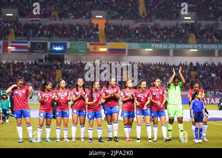 San Jose, Costa Rica. 13. August 2022. San Jose, Costa Rica, August 13. 2022: Spieler Costa Ricas (Maria Paula Salas (9), Maria Paula Arce (7), Fiama Hidalgo (12), Amelie Araya (10), Sianyf Aguero (6), Celeste Jimenez (15), Yerling Ovares (11), Abigail Sancho (2), Keilyn Chavarria (4), Torwart Genesis Perez (1) und Kapitän Alexandra Pinell (8) während der Nationalhymne vor der FIFA U20 Frauen-Weltmeisterschaft Costa Rica 2022 Fußballspiel zwischen Costa Rica und Spanien im Estadio Nacional in San Jose, Costa Rica. (Daniela Porcelli/SPP) Quelle: SPP Sport Press Foto. /Alamy Live News Stockfoto