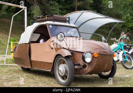 Classic Brown Original drei Rollen Velorex Ledertuch Auto mit einem Dachgepäckträger bei Oldtimer Oldtimer Oldtimer Oldtimer-Treffen Stockfoto