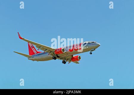 Jet2 Flugzeuge vom Typ Boeing 737-8mg im Endanflug. Stockfoto