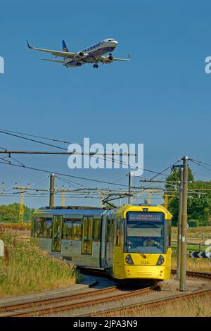 Die Straßenbahn Manchester Metrolink nähert sich der Haltestelle Manchester Airport, Manchester, England. Stockfoto