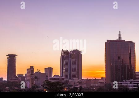 Nairobi City County Kenyas Hauptstadt Ostafrikas, moderne architektonische Hochhäuser Büros Skyline, Wolkenkratzer, Stadtansichten, magische Panorama SC Stockfoto
