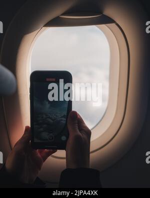 Fliegen Irland über die Wolken. Ein Foto aus dem Flugzeugfenster machen, um die Wolken zu sehen Stockfoto
