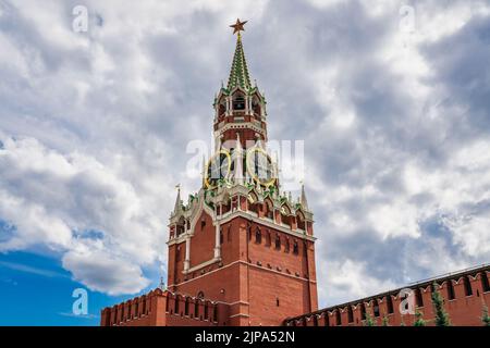 Rotes Quadrat. Spasskaya Turm mit einer Uhr auf einem Hintergrund von bewölktem Himmel. Moskau, Russland. Stockfoto