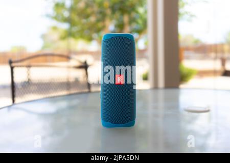 Apple Valley, CA, USA – 11. August 2022: Ein blauer JBL Flip 5 tragbarer kabelloser Lautsprecher im Freien auf einem Terrassentisch. Stockfoto