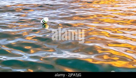 Der späte Sonnenuntergang spiegelte sich am Wasser in Camden, Maine, wider Stockfoto