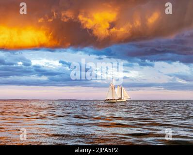 Zwei Segelboote in West mit einem unglaublichen Sonnenuntergang in Penobscot Bay Stockfoto