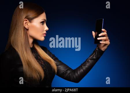 Schöne Frau Umgang phon. Helles Make-up und schöne Frisur. Stockfoto