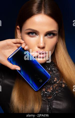 Schöne Frau Umgang phon. Helles Make-up und schöne Frisur. Stockfoto