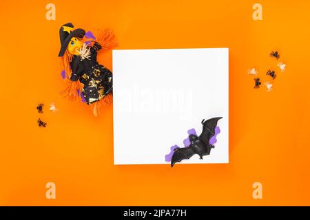 Happy Halloween Hintergrund. Hintergrund mit weißem Podium zur Produktpräsentation und Ornamenten auf orangefarbenem Hintergrund. Minimalkonzept. Draufsicht, bla Stockfoto
