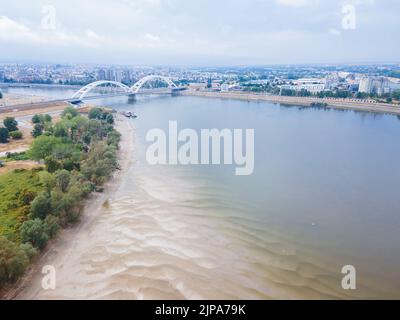 Ebbe der Donau. Das sandige Ufer der Donau in der Nähe der Stadt Novi Sad. Attraktion aufgrund der extrem niedrigen Donau Stockfoto