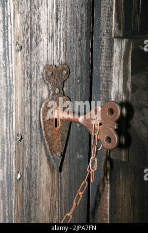 Historischer Türschlüssel in Schlüsselloch-Nahaufnahme einer verwitterten alten Holztür, Grafarkirkja-Turfenkirche in Grof bei Hofsos, Island Stockfoto