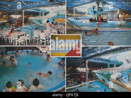 Postkarte aus den 1980er Jahren von Funcoast World mit Funsplash, dem neuen Hallenbad. Butlins Skegness. Lincolnshire, England Stockfoto