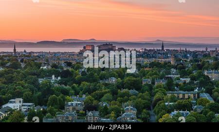 Panoramablick auf die Hauptstadt Schottland - Edinburgh. Stockfoto