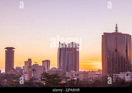 Nairobi City County Kenyas Hauptstadt Ostafrikas, moderne architektonische Hochhäuser Büros Skyline, Wolkenkratzer, Stadtansichten, magische Panorama SC Stockfoto