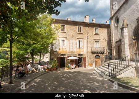 August 2022 - Scanno, Abruzzen, Italien - kleine Gasse in der Altstadt von Scanno mit traditionellen Steingebäuden Stockfoto