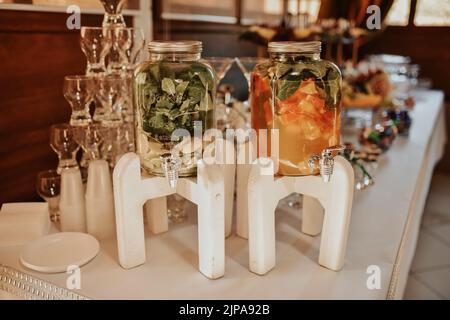 Catering. Getränke auf Hochzeitsfeier. Cocktailgläser mit rotem Alkohol stehen auf dem Tisch. Schöne Reihe von verschiedenen farbigen Alkohol-Cocktails mit Stockfoto