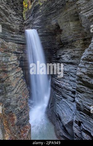 Der Watkins Glen State Park liegt im Finger Lake District von New York. Innerhalb des Parks befindet sich die Schlucht. Es besteht aus 19 Wasserfällen. Die Klippen der Stockfoto