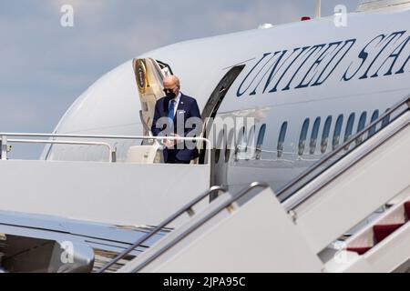 Gemeinsame Basis Andrews, Usa. 16. August 2022. US-Präsident Joe Biden tritt von Air Force One ab, als er von seinem Urlaub in South Carolina in Joint Base Andrews, Maryland, USA, am 16. August 2022 auf dem Luftwaffenstützpunkt Andrews ankommt. Später am Tag wird der Präsident das Gesetz zur Inflationsreduzierung im Weißen Haus unterzeichnen. Die Verabschiedung der lang verzögerten $750-Milliarden-Dollar-Klima- und Steuerrechnung war Teil einer großen Wende für die Regierung Biden, die sich bemüht hatte, die Gesetzgebung durch den Kongress zu bewegen. Quelle: SIPA USA/Alamy Live News Stockfoto