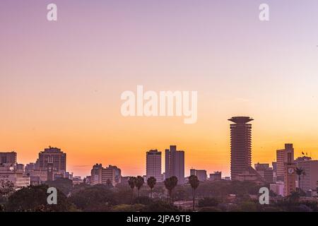 Nairobi City County Kenyas Hauptstadt Ostafrikas, moderne architektonische Hochhäuser Büros Skyline, Wolkenkratzer, Stadtansichten, magische Panorama SC Stockfoto