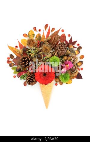 Surreal lebhaftes Herbst- und Thanksgiving-Eis mit Blumen, Blättern, Nüssen und Beerenfrüchten. Abstraktes Herbstdesign in leuchtendem Rot, OR Stockfoto