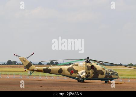 Russischer Militärhubschrauber, Der Am Flugplatz Geparkt Ist Stockfoto