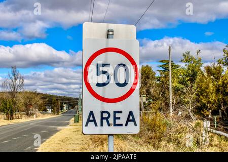 Ein 50km Ortsschild auf der Straße Stockfoto