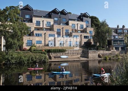 dh River Wharfe WETHERBY WEST YORKSHIRE Paddleboards lernen Kanufahren Kanulehrer Kanufahrer england UK Paddleboarding Kanufahrer Paddleboarding Stockfoto