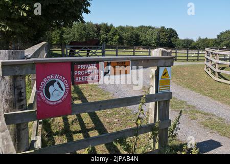 dh Horses Stables CLIFFORD YORKSHIRE Privates Grundstück halten Schilder Horsewatch Zeichen Sicherheit Stockfoto