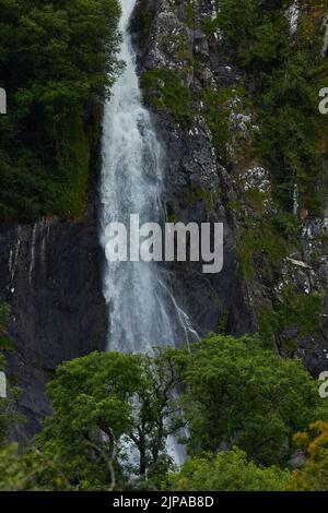 Foto des Wasserfalls über Falls, Snowdonia National Park, Nordwales. Stockfoto