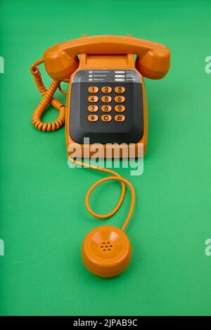 Ein französisches „Mother in Law“-Telefon aus dem Jahr 1976, das den zusätzlichen Empfänger zeigt, fotografiert auf grünem Hintergrund. Stockfoto