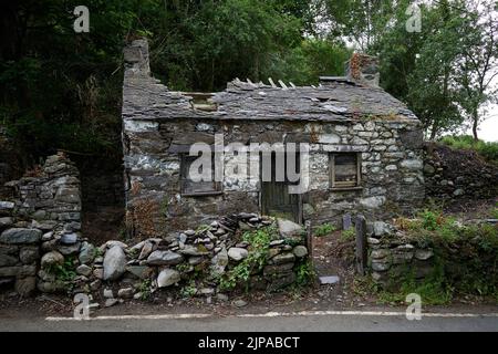 Ein verderbtes walisisches Stein- und Schieferdachhaus im Dorf Abergwyngregyn, Nordwales. Am nördlichen Rand der Carneddau-Bergkette. Stockfoto